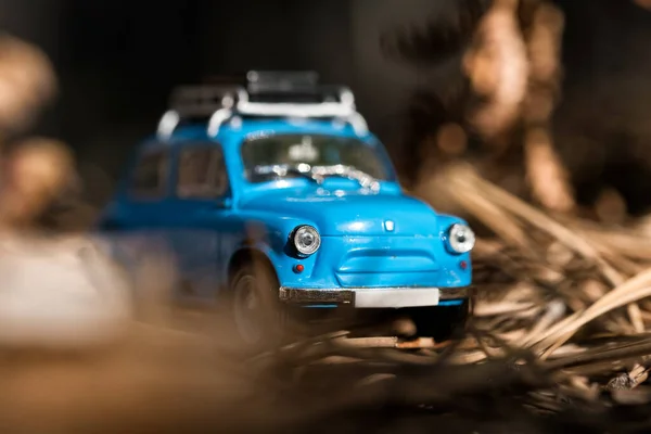 Miniaturní Auto Podzimním Lese Cestovní Koncept — Stock fotografie