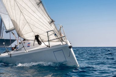 Yarış sırasında bir yelkenli teknesinin yakın çekimi.