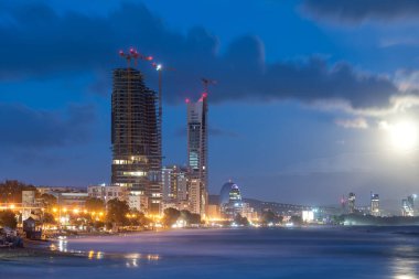 Limasol şehrinin panoramik gece manzarası. Kıbrıs