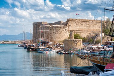 Kyrenia limanı ve ortaçağ kalesi manzarası. Kyrenia Bölgesi, Kıbrıs