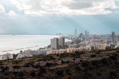 Amathus tepelerinden Limasol şehir manzarası