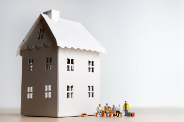 İnşaatçılar inşaat sahasında mola veriyorlar