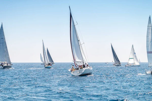 Gruppe Von Yachtseglern Bei Der Regatta — Stockfoto