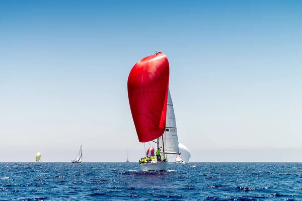 Velero Con Gennaker Rojo Compitiendo Durante Regata —  Fotos de Stock