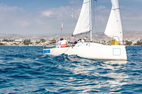 Unerkennbare Sportler Auf Einer Segeljacht Während Eines Regatta Wettbewerbs — Stockfoto