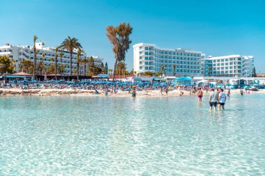 Ayia Napa, Kıbrıs - 21 Nisan 2018: Kalabalık dünyaca ünlü Nissi plajı