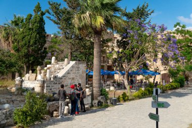 Kyrenia, Cyprus- 16 Haziran 2019: Kyrenia Kalesi 'nin iç avlusunda bir grup turist