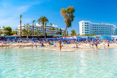 AYIA NAPA, CYPRUS - 21 Nisan 2018: Nissi plajında dinlenen turist kalabalığı