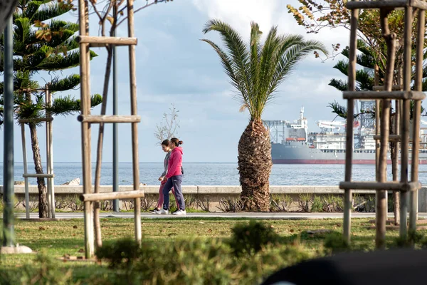 Limassol Chipre Febrero 2019 Gente Caminando Molos Seaside Park Con —  Fotos de Stock