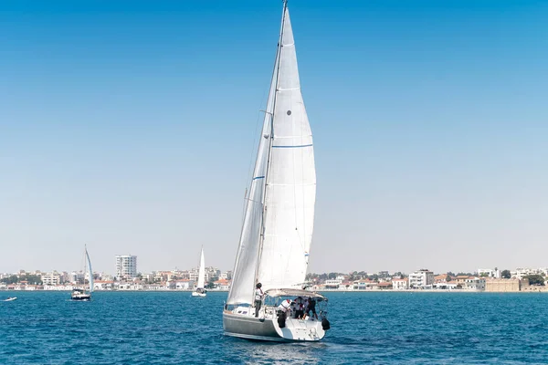 Jacht Żaglowy Morzu Śródziemnym Larnaka Miasta Tle Cypr — Zdjęcie stockowe