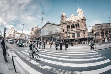 Budapeşte, Macaristan - 09 Ocak 2019: Yoğun Terez Caddesi ve Nyugati tren istasyonu manzarası