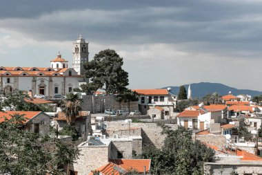 Arka planda Lefkara Köyü ve Troodos Dağları görünümü