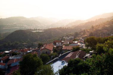 Gün batımında Chandria köyü manzarası. Limasol Bölgesi