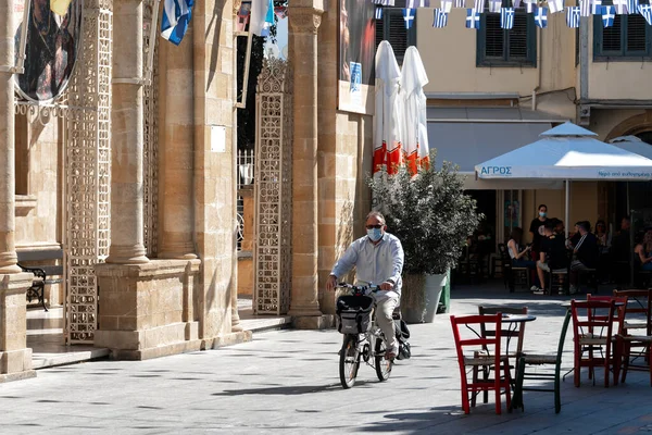 Limassol Ciprus Október 2021 Férfi Védő Maszkok Kerékpáros Keresztül Phaneromenis — Stock Fotó