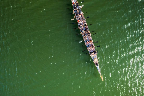 Luchtfoto Van Drakenboot Met Atleten Tijdens Wedstrijd — Stockfoto