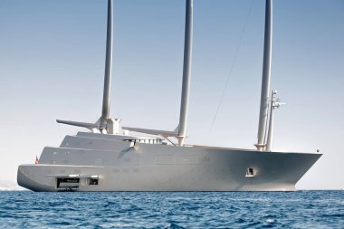 Limasol, Kıbrıs - 26 Ekim 2021: Rus milyarder Andrey Melnichenko 'nun sahibi olduğu Yelkenli Yach' ın yan görünümü