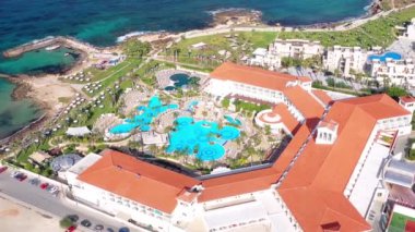 Geroskipou bölgesindeki sahil beldesinin panoramik manzarası, Paphos. Kıbrıs
