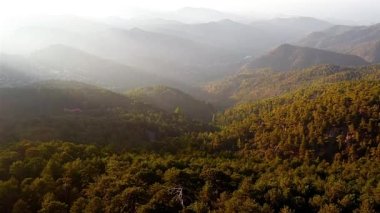 Troodos dağlarının havadan görünüşü. Kıbrıs