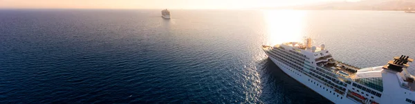 Puesta Sol Sobre Mar Con Crucero Mar Mediterráneo Bahía Akrotiri —  Fotos de Stock