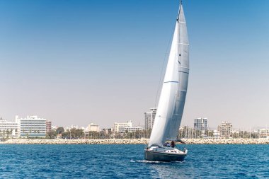 Kıbrıs 'ın Larnaca kıyısındaki yelkenli teknesi