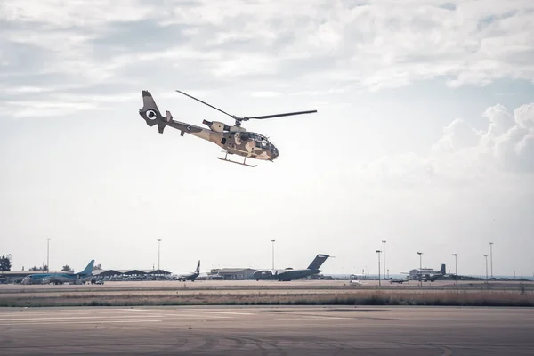 Helicóptero Militar Realizando Exercício Baixa Altitude — Fotografia de Stock