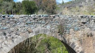 Vasilikos nehri üzerindeki Akapnou 'nun Ortaçağ Venedik taş köprüsü. Limasol İlçesi, Kıbrıs