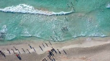 Denize giren triatlon yüzücülerinin yukarıdan görünüşü