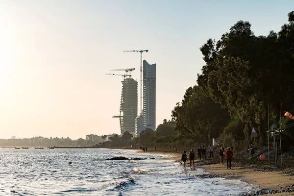 Gente Caminando Por Playa Limassol Atardecer —  Fotos de Stock