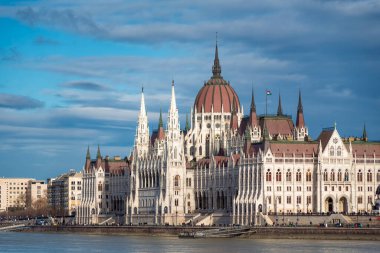 Budapeşte 'deki parlamento binası Tuna' nın karşı kıyısından vuruldu