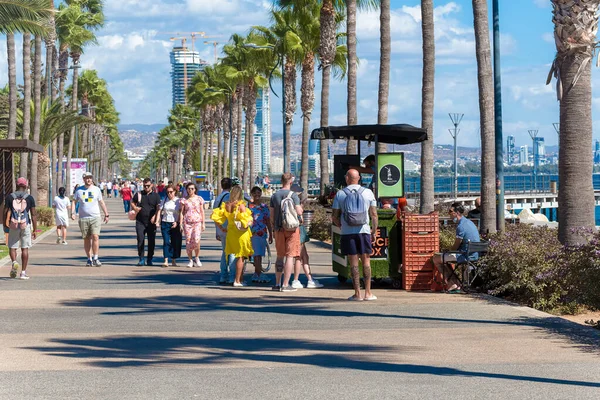Limassol Chipre Octubre 2021 Gente Caminando Frente Mar Día Soleado —  Fotos de Stock