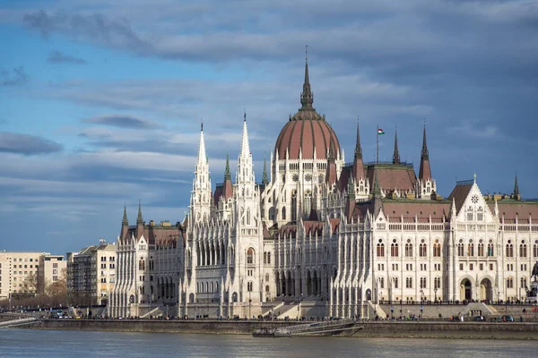 Budapeşte 'deki parlamento binası Tuna' nın karşı kıyısından vuruldu