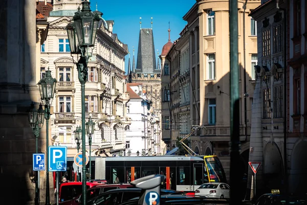 Puente Ciudad Menor Torre Través Calle Mostecka Praga República Checa —  Fotos de Stock