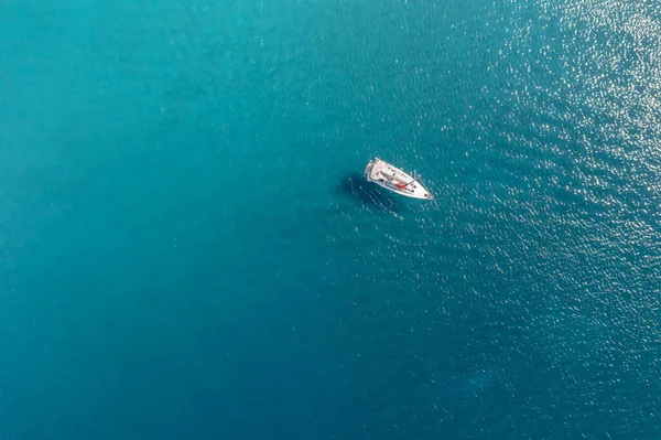 Deniz Manzaralı Küçük Bir Yat — Stok fotoğraf