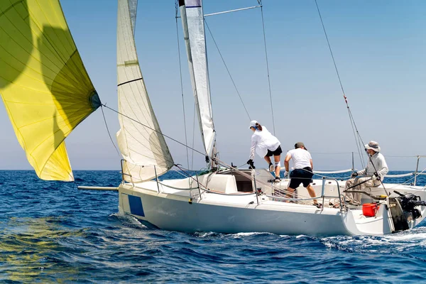 Barco Vela Vento Leve Durante Competição Regata — Fotografia de Stock