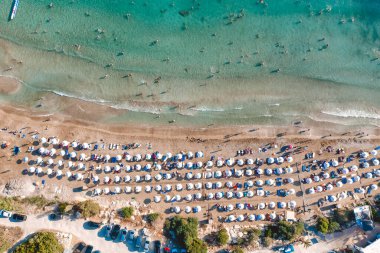 Coral Bay plajının yukarıdan görünüşü. Peyia köyü, Paphos Bölgesi, Kıbrıs