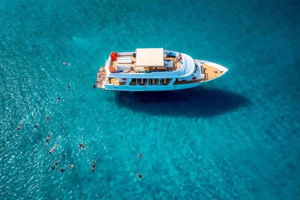 Hajókirándulás Úszás Turisták Kék Lagúnában Latchi Paphos Körzet Ciprus — Stock Fotó
