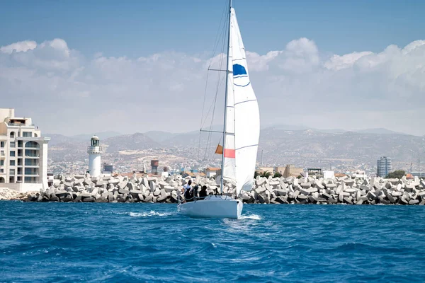 Segelcrew Auf Einem Segelboot Mit Dem Stadtbild Von Limassol Hintergrund — Stockfoto