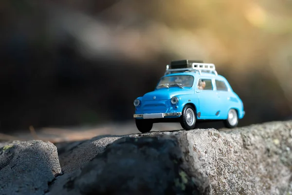 Μικροσκοπικό Αυτοκίνητο Στο Δρόμο Μέσα Από Δάσος — Φωτογραφία Αρχείου