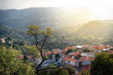 Chandria dağ köyünde akşam güneşi. Limasol İlçesi, Kıbrıs