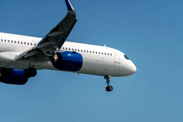 Modern Uçağın Mavi Gökyüzüne Yakın Çekimi — Stok fotoğraf