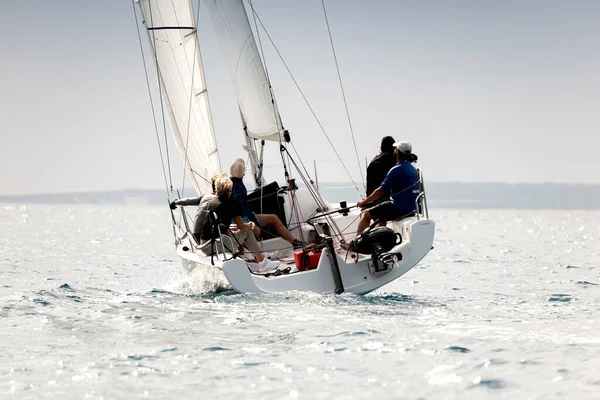 Segelcrew Auf Segelboot Während Der Regatta — Stockfoto
