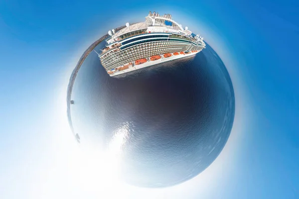 Cruise Liner Ship Top Planet Travel Concept — Stockfoto