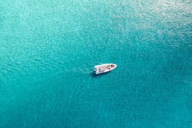 Turkuaz denizde turistli motorbot manzarası