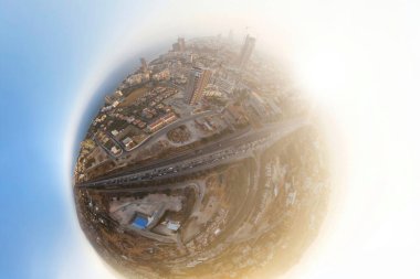 Limasol şehir merkezi ve A1 otoyolu, Kıbrıs. Küresel Panorama
