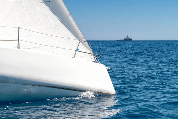 Nahaufnahme Einer Kielbootjacht Während Eines Segelregatta Wettbewerbs — Stockfoto
