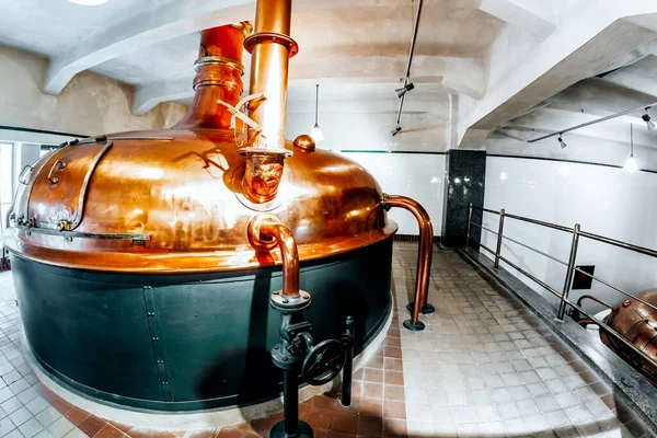 ヴィンテージ銅ビール発酵タンク — ストック写真
