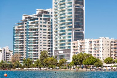 Akti Olympion B plajı ve Limasol şehir manzarası. Kıbrıs