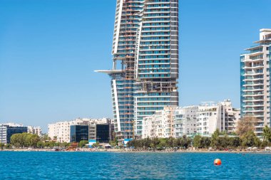 Akti Olympion B plajı ve Limasol şehir manzarası. Kıbrıs