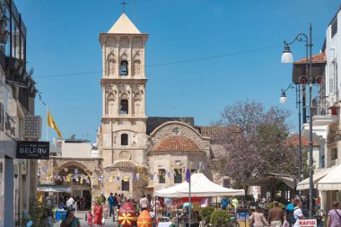 Larnaca, Kıbrıs - 16 Nisan 2022: Paskalya Tatilleri sırasında Aziz Lazarus Kilisesi önünde turistler