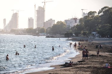 Limasol, Kıbrıs - 06 Temmuz 2021: Halk plajı ve Limasol şehir manzarası